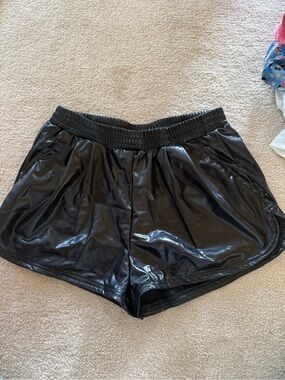 Zara Black faux leather shorts with elastic waistband #fauxleather #edgy